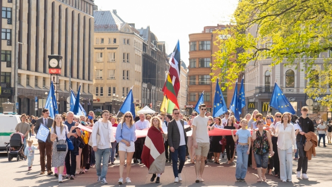 Zibakcija #MēsEsamEiropa gājiens no Doma laukuma līdz Brīvības piemineklim ar lielformāta Latvijas un Eiropas Savienības karogiem.